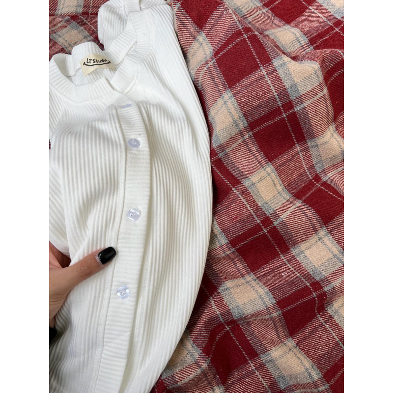 SET ÁO GÂN TRẮNG - CHÂN VÁY CARO ĐỎ