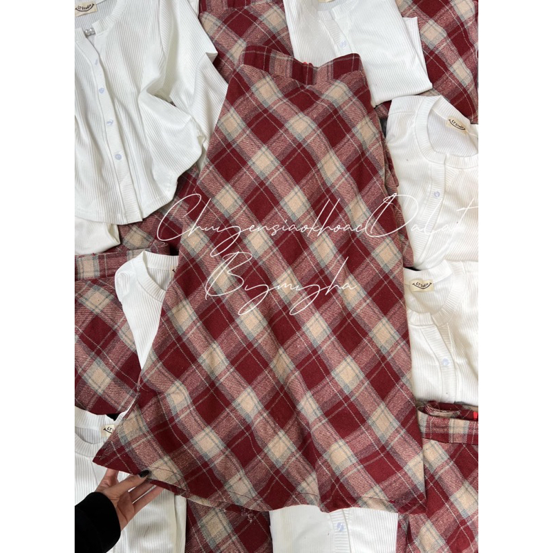 SET ÁO GÂN TRẮNG - CHÂN VÁY CARO ĐỎ