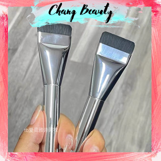 Cọ tán nền đầu dẹt có vỏ bọc đầu cọ, giúp dàn nền siêu mỏng mịn, cho lớp nền mỏng nhẹ chuyên nghiệp tiện dụng