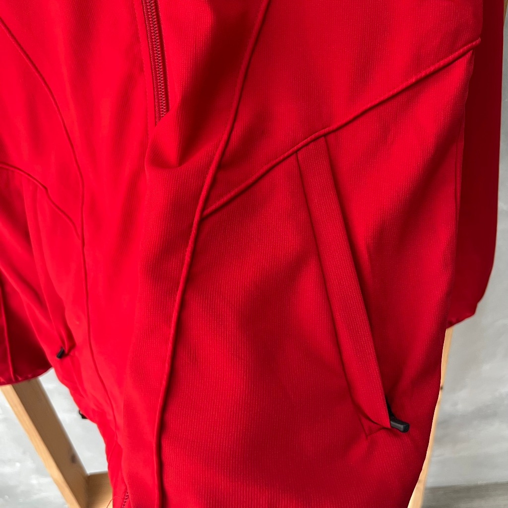 Áo khoác ARSENAL 2023 đỏ trơn logo pháo trắng vải gió trượt nước, chống nắng