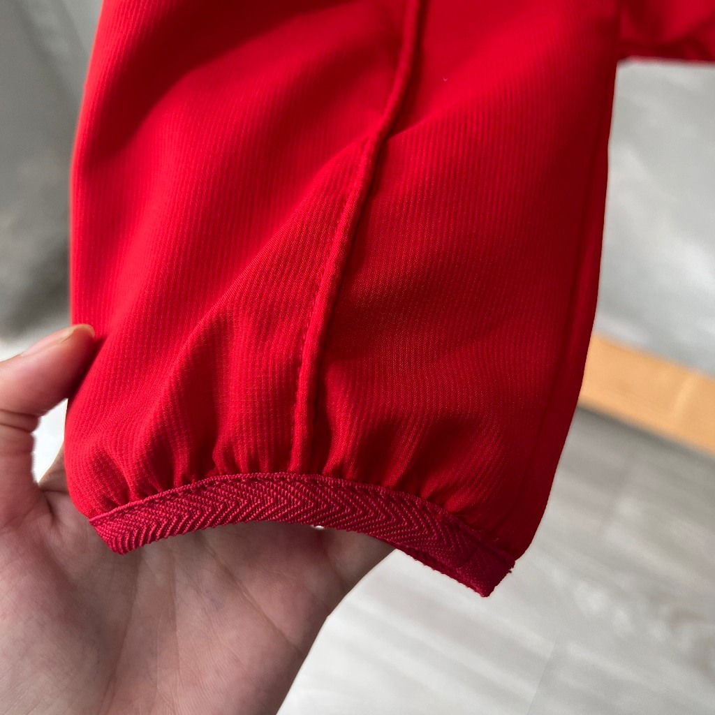 Áo khoác ARSENAL 2023 đỏ trơn logo pháo trắng vải gió trượt nước, chống nắng