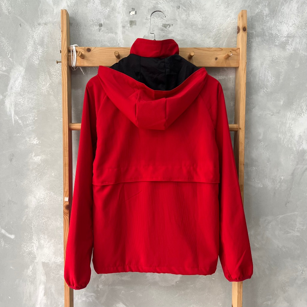 Áo khoác ARSENAL 2023 đỏ trơn logo pháo trắng vải gió trượt nước, chống nắng