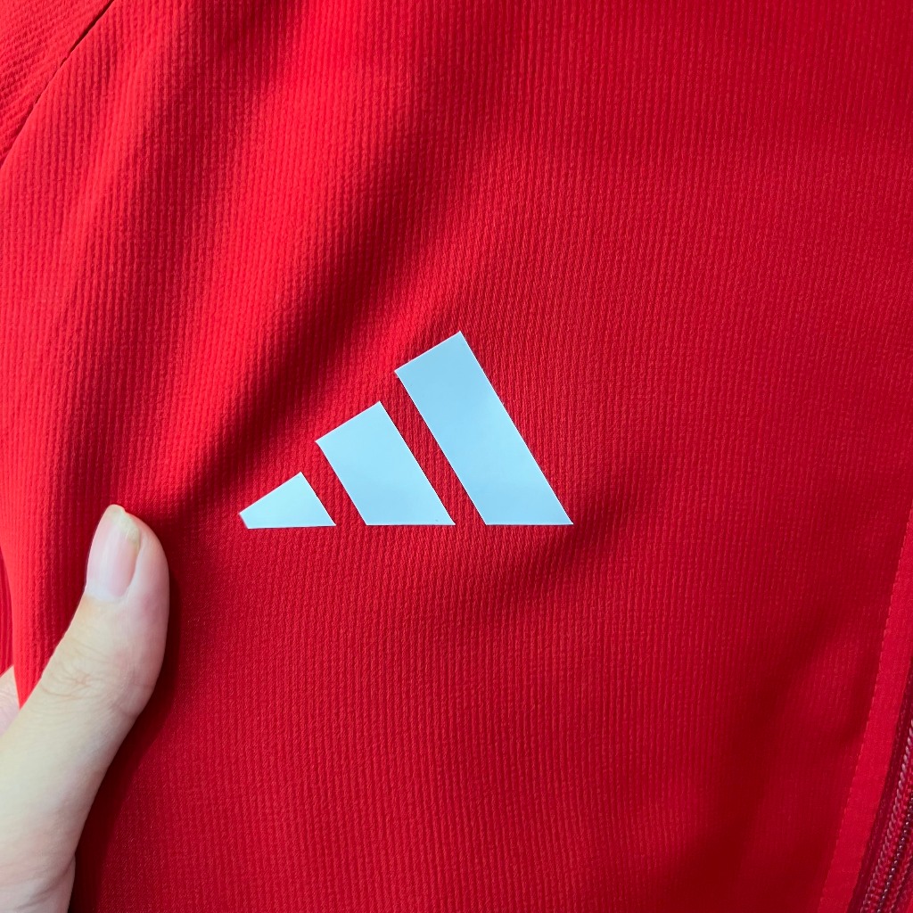 Áo khoác ARSENAL 2023 đỏ trơn logo pháo trắng vải gió trượt nước, chống nắng