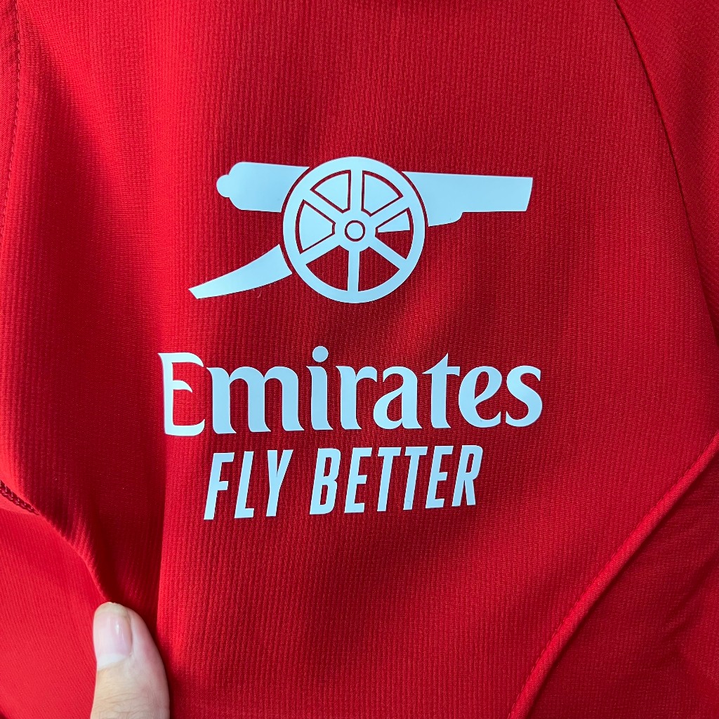 Áo khoác ARSENAL 2023 đỏ trơn logo pháo trắng vải gió trượt nước, chống nắng