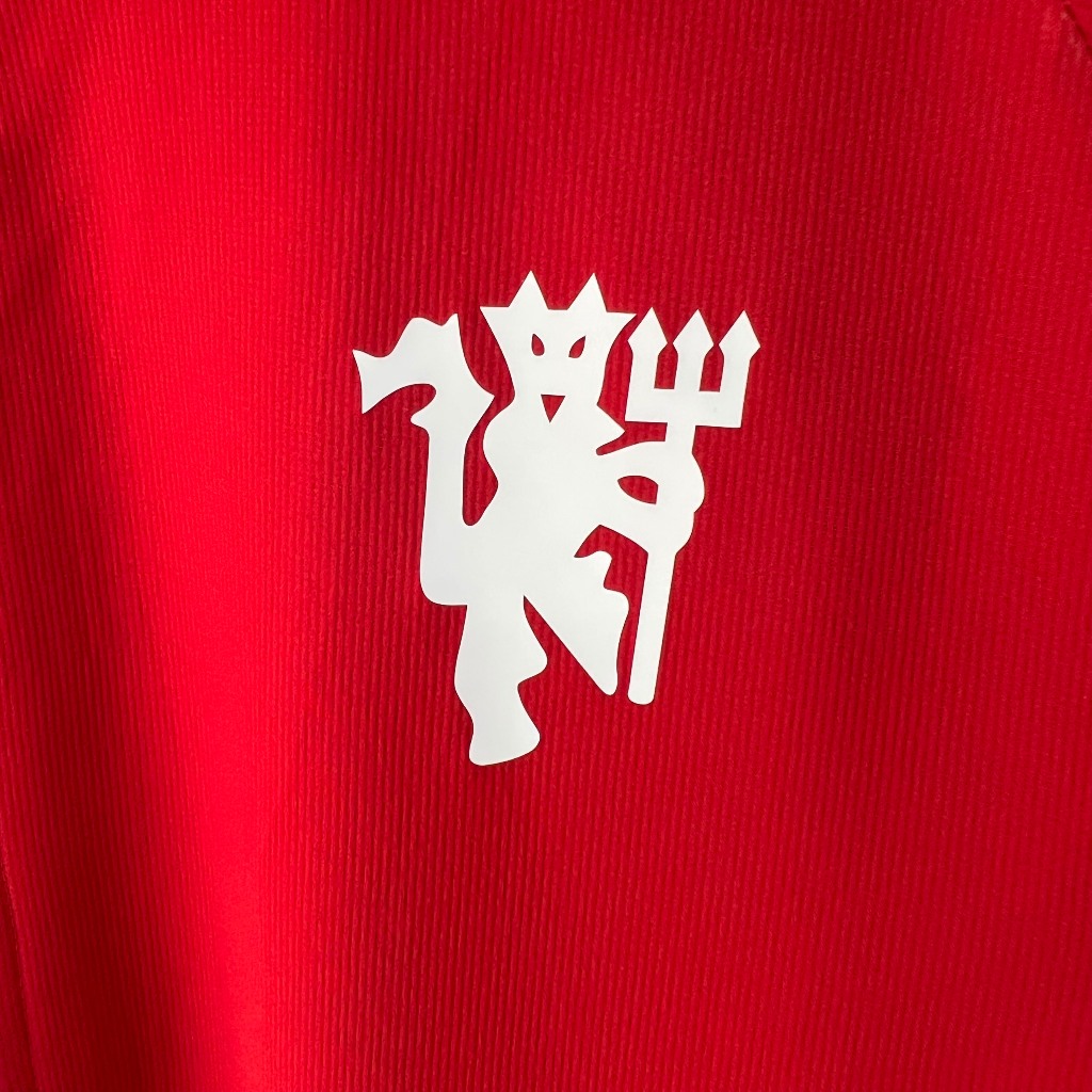 Áo khoác MUFC HOJLUND 2023 đỏ trơn logo quỷ vải gió trượt nước, chống nắng