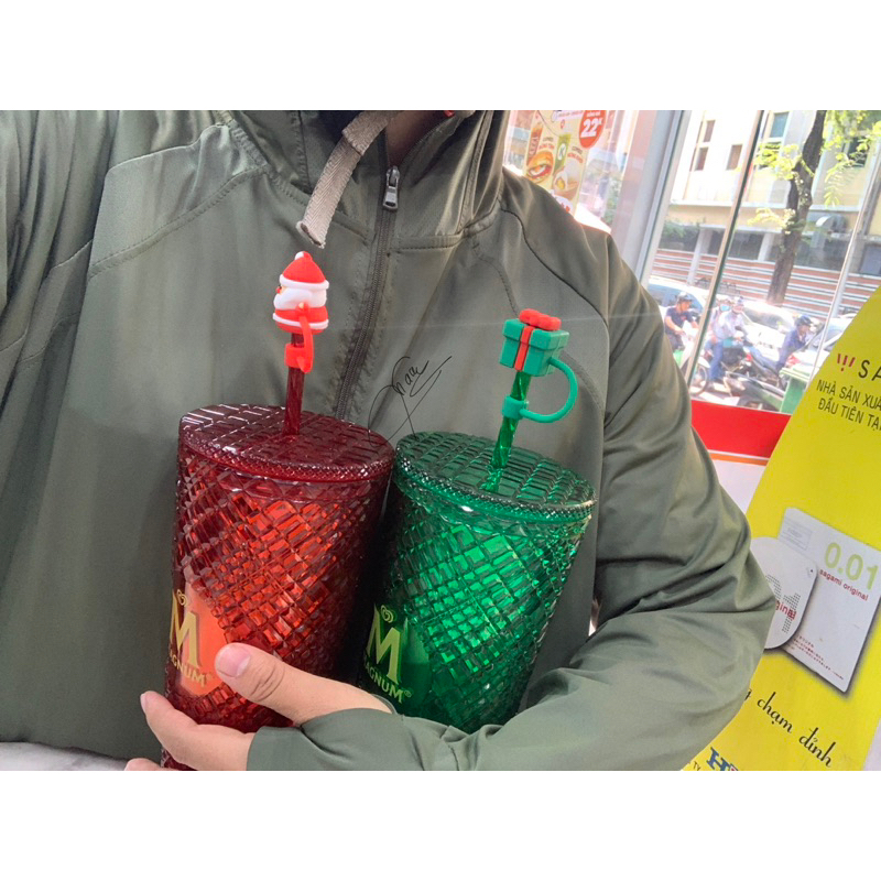 Ly kem Magnum màu Xanh cây thông màu Đỏ ông già Nole rất giáng sinh Dung tích 700ml / tặng phần quà