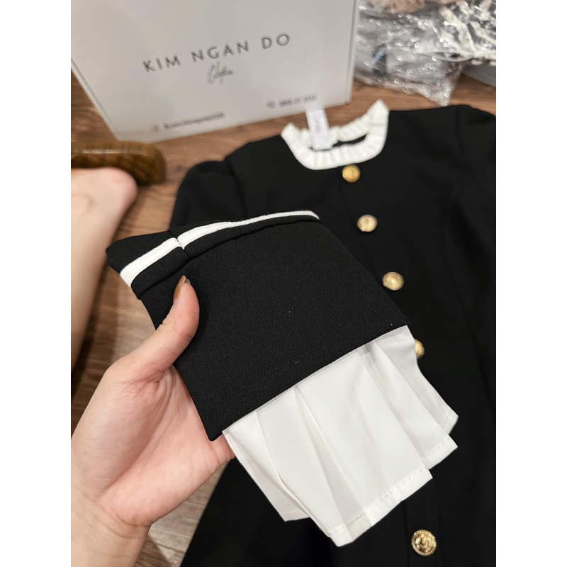 Váy thiết kế cổ bèo phối màu, váy đính cúc đồng xinh