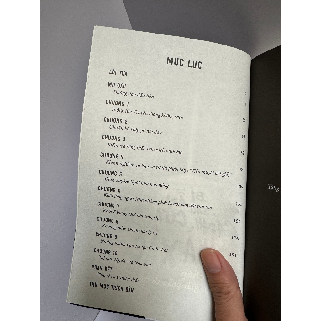 Sách - Bí Ẩn Sau Cánh Cửa Nhà Xác - Carla Valentine – Racoon & Ramen dịch – AZ Books