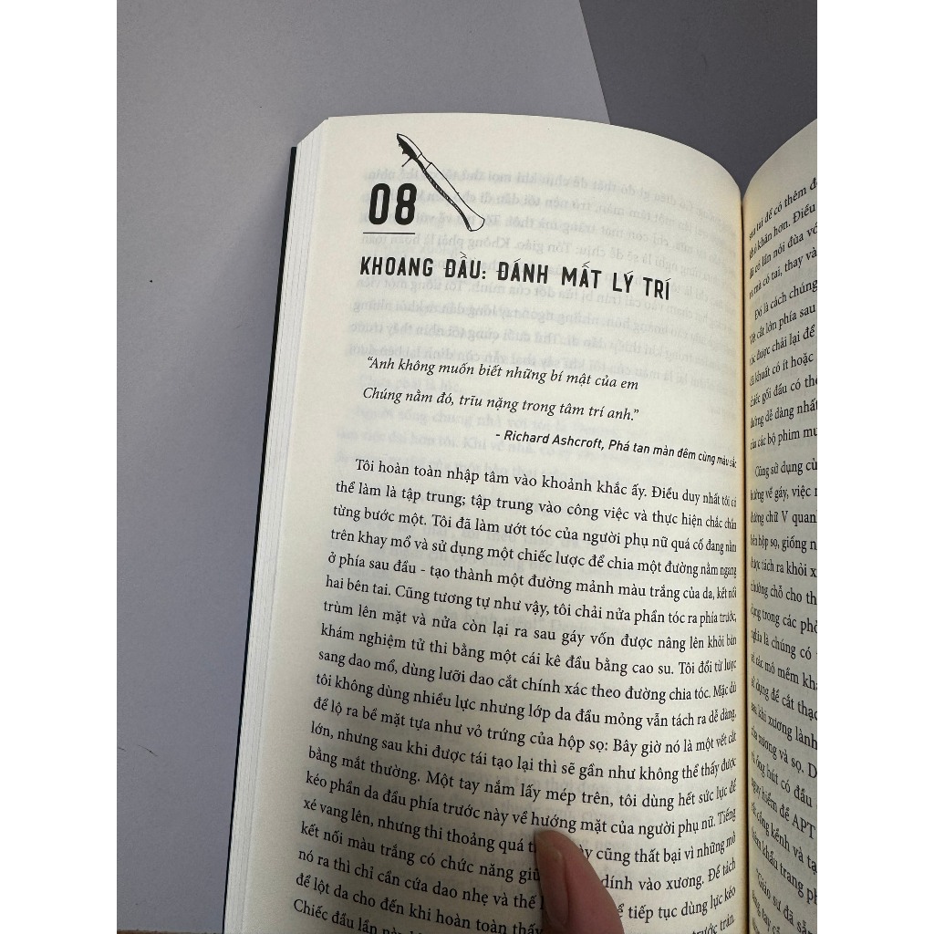 Sách - Bí Ẩn Sau Cánh Cửa Nhà Xác - Carla Valentine – Racoon & Ramen dịch – AZ Books