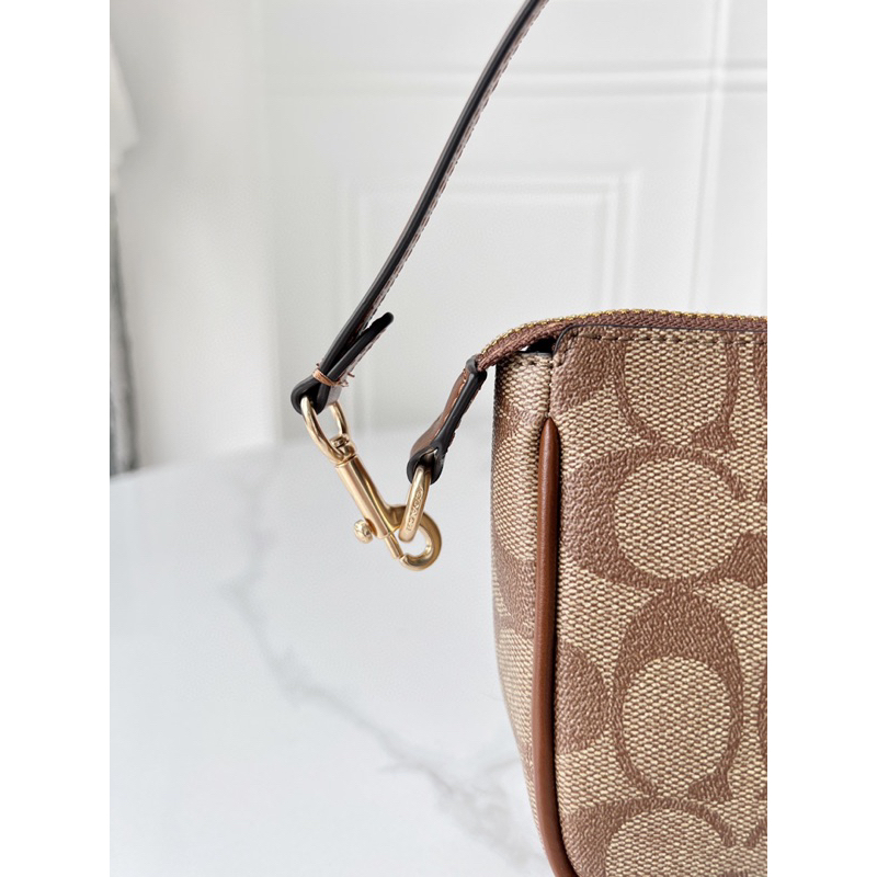 Túi kẹp nách Coach Nolita 19 xuất dư chuẩn form