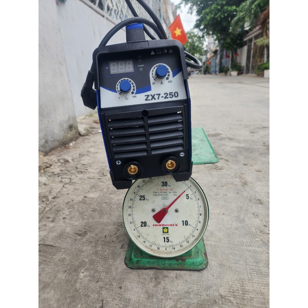 Máy hàn RILAND chuyên hàn que 2.6-4,0mm,kèm Que hàn và kính hàn -bảo hành 12 tháng