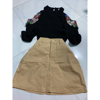 Set đen hở vai, chân váy nude