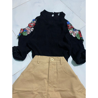 Set đen hở vai, chân váy nude
