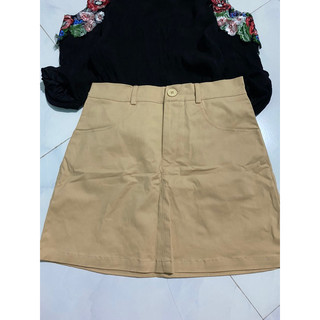 Set đen hở vai, chân váy nude