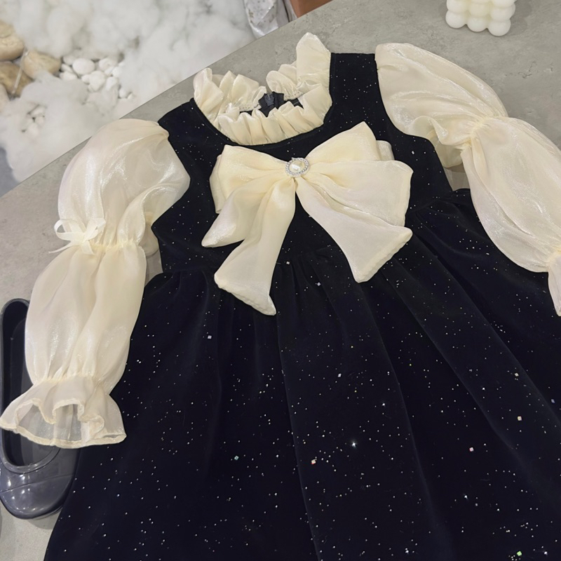 Váy nhung đen nhũ phối tay nơ voan bé gái