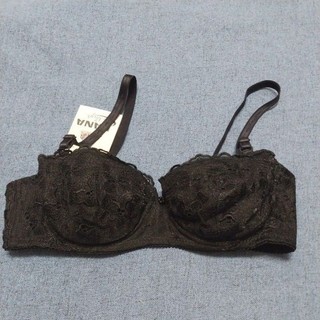 Áo ngực ren đen, có gọng, có must mỏng size 32. Shoppe