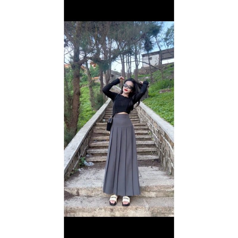 Chân váy dài xếp ly màu đen- ghi lên form xinh xắn