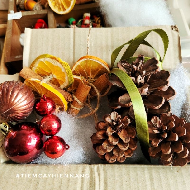 Set trang trí cây thông cơ bản