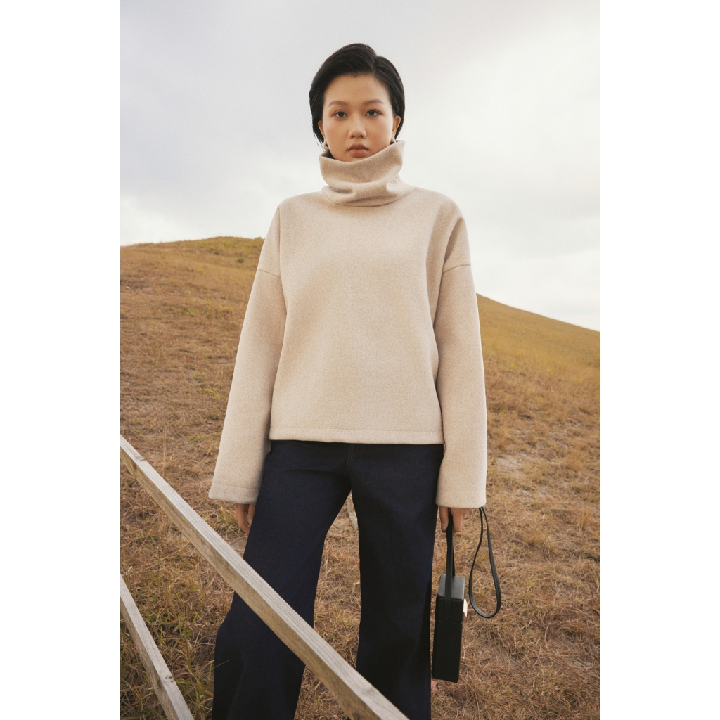 Áo sweater cao cổ màu beige ÀTOUS LUCIA chất felt coth dày dặn, ấm áp thiết kế basic phối đồ thanh lịch, trẻ trung