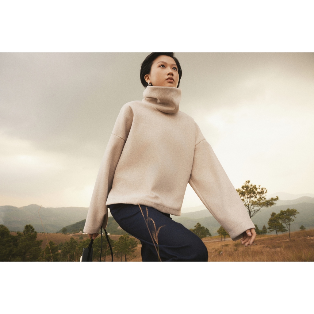 Áo sweater cao cổ màu beige ÀTOUS LUCIA chất felt coth dày dặn, ấm áp thiết kế basic phối đồ thanh lịch, trẻ trung