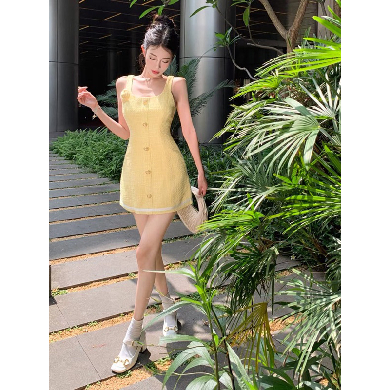 Đầm dạ tweed hai dây cài hoa màu vàng