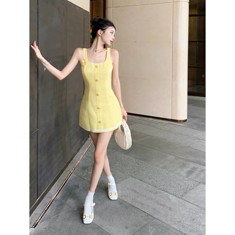 Đầm dạ tweed hai dây cài hoa màu vàng