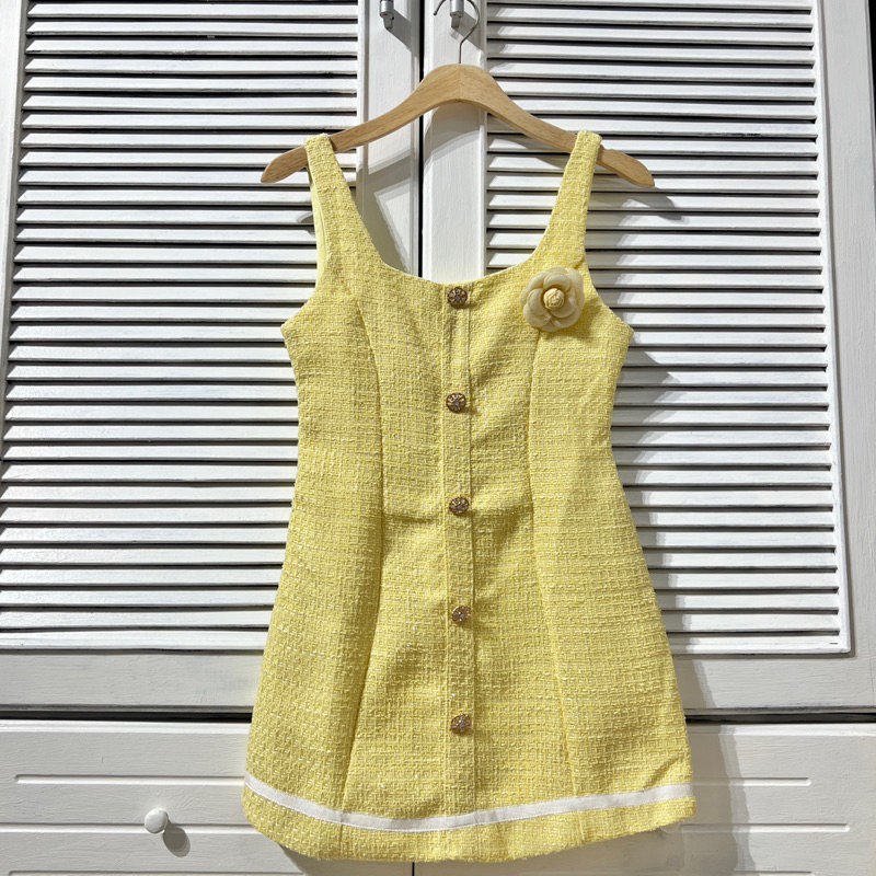 Đầm dạ tweed hai dây cài hoa màu vàng