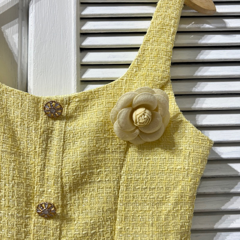 Đầm dạ tweed hai dây cài hoa màu vàng