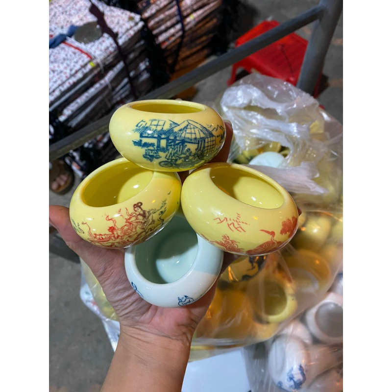 Chén sứ đựng sâu,trứng kiến cho chim dễ dàng bỏ vào lồng và k làm đổ thức ăn ra ngoài..