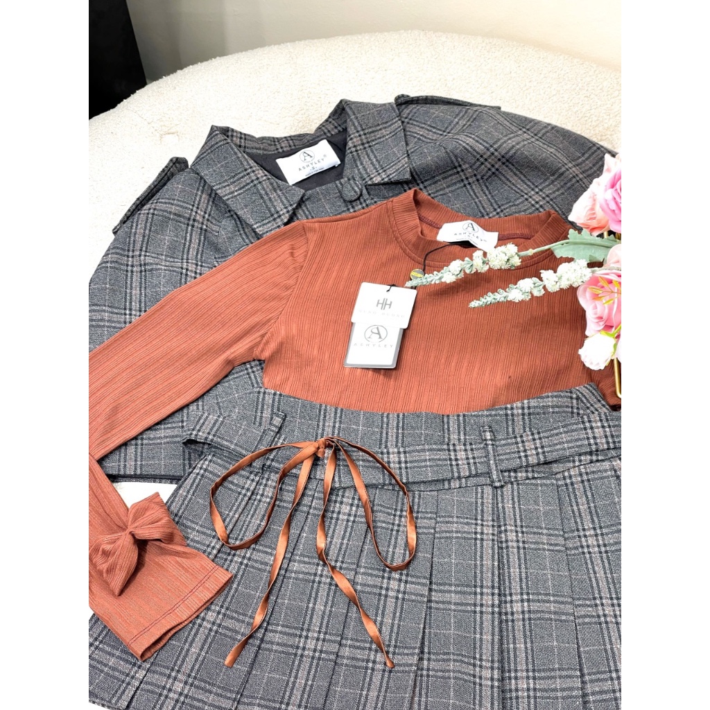 Set áo choàng chân váy xếp ly kẻ sọc 𝐀𝐒𝐇𝐘𝐋𝐄𝐘 kèm áo thun gân tay đính nơ xinh xắn