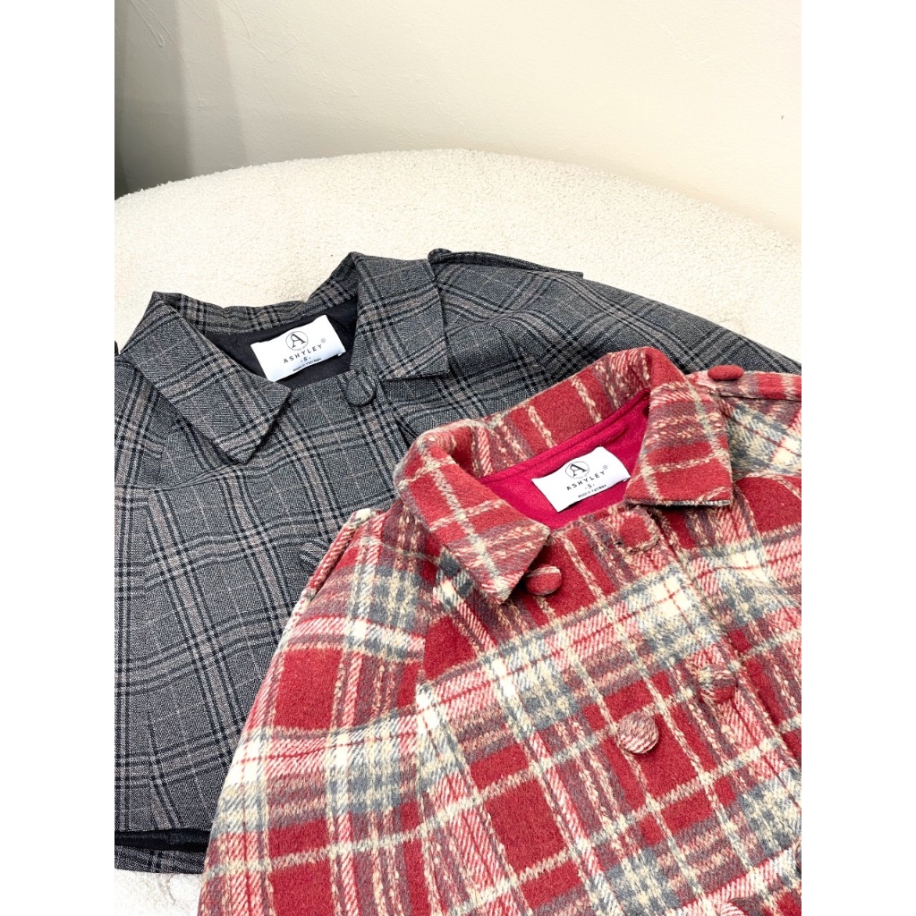 Set áo choàng chân váy xếp ly kẻ sọc 𝐀𝐒𝐇𝐘𝐋𝐄𝐘 kèm áo thun gân tay đính nơ xinh xắn