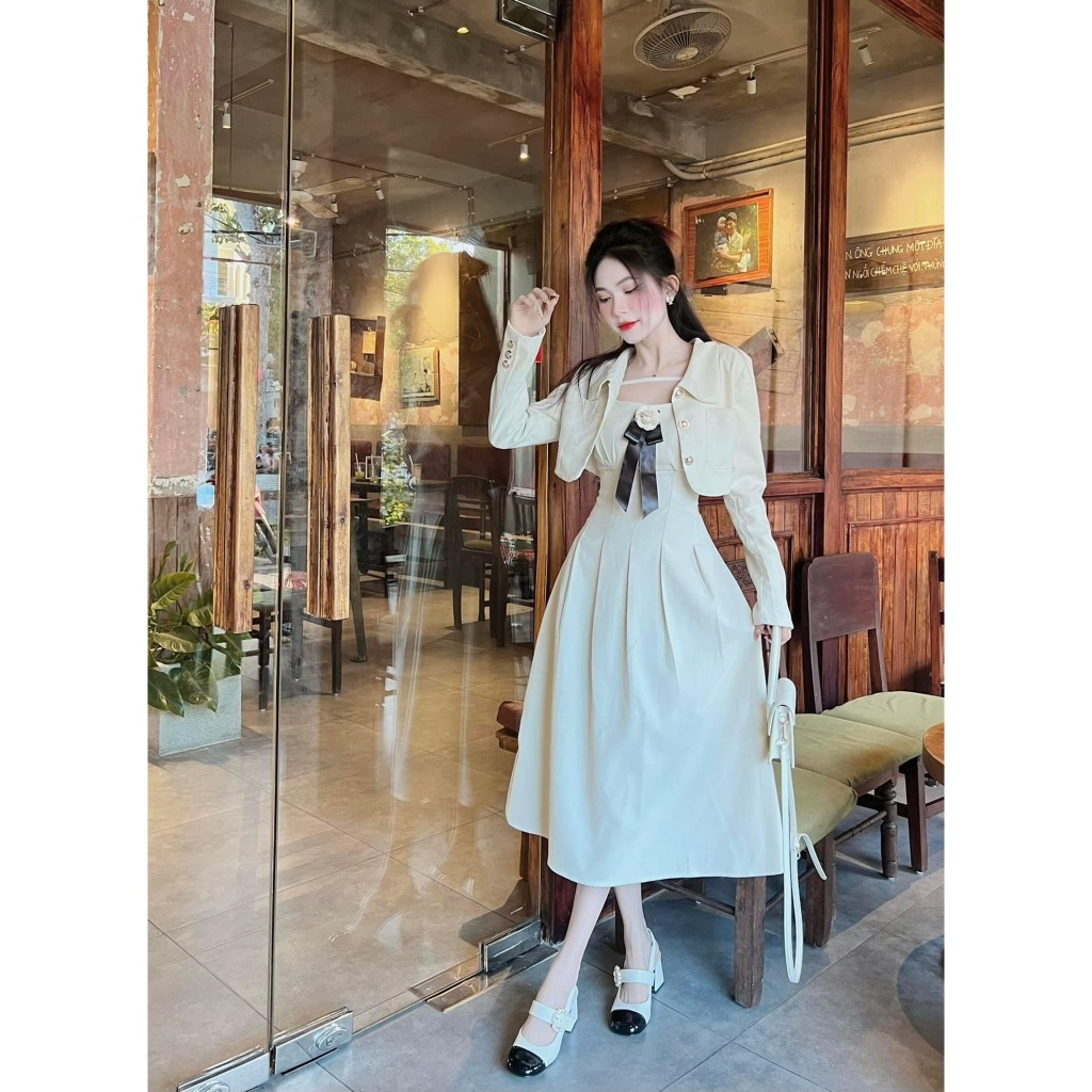 Set Váy Nữ Tiểu Thư Màu Kem Đầm 2 Dây Dáng Dài Mix Ao Khoác Ngoài Dáng Ngắn Cúc Dọc Kèm Nơ Hoa Nổi Freesize