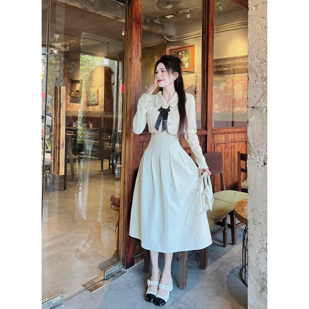 Set Váy Nữ Tiểu Thư Màu Kem Đầm 2 Dây Dáng Dài Mix Ao Khoác Ngoài Dáng Ngắn Cúc Dọc Kèm Nơ Hoa Nổi Freesize