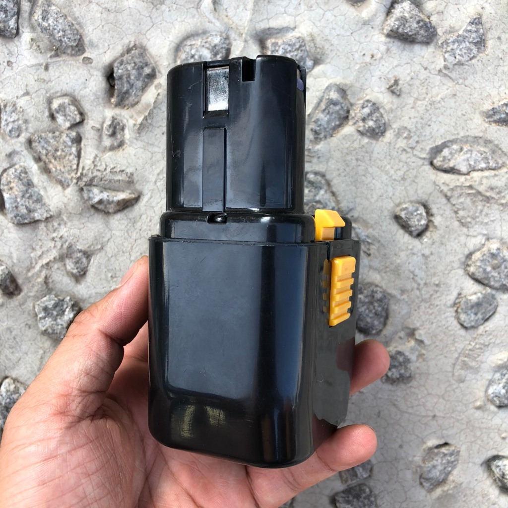 Vỏ pin hitachi 12V chứa được 6 cell pin li-on