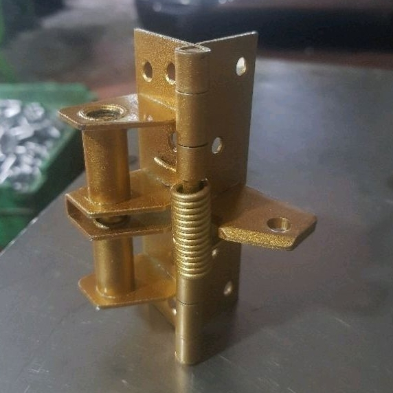 Bản lề lò xo tự khép cửa làm từ sắt mạ trắng, mạ vàng, lắp dễ dùng siêu tiện lợi, cửa đóng từ từ tránh kẹt tay cho trẻ