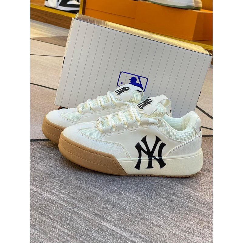 Giày sneaker bóng chày 2023 trắng phối chữ đế nâu