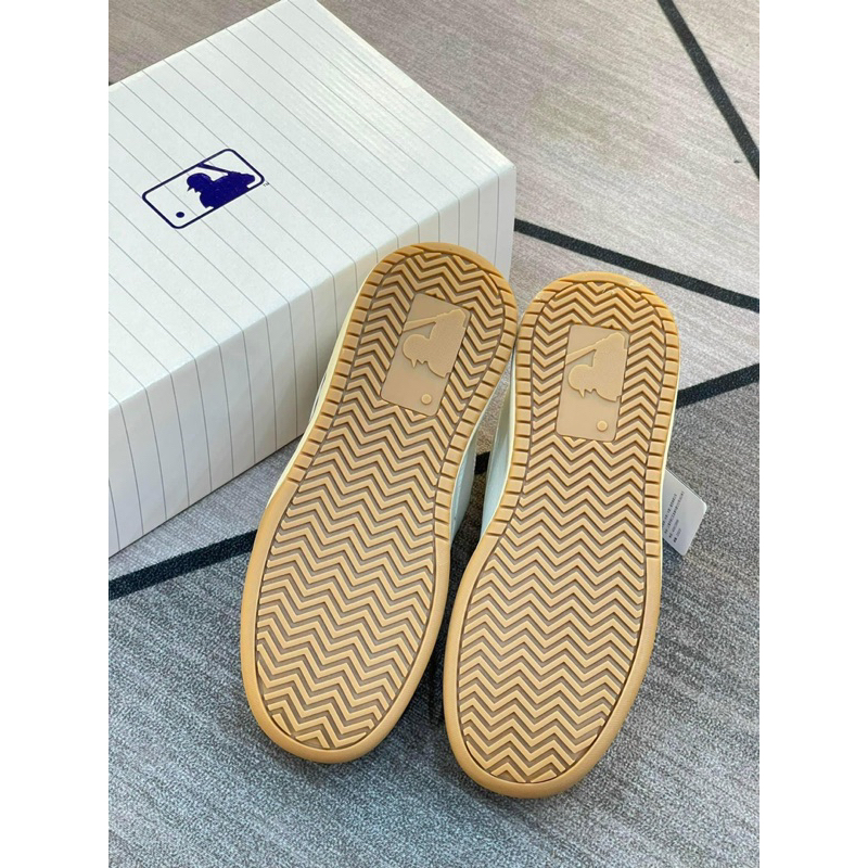 Giày sneaker bóng chày 2023 trắng phối chữ đế nâu