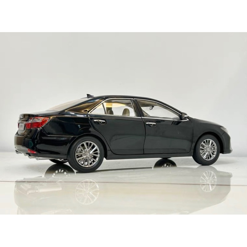 Mô hình Toyota Camry 2015 tỉ lệ 1:18
