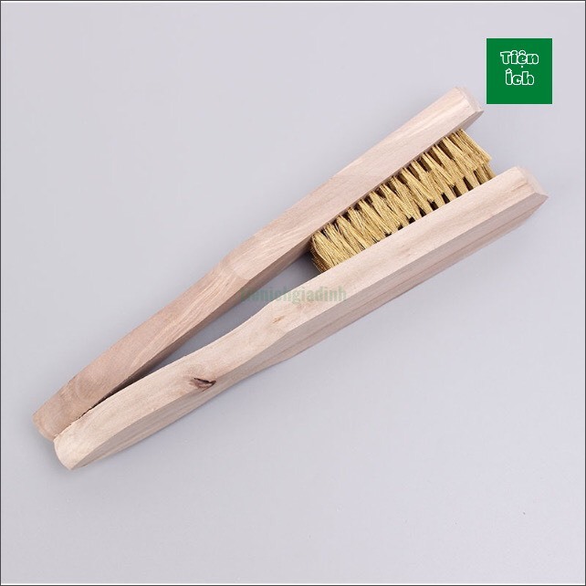Bàn Chải Sợi Đồng Đánh Rỉ Sét Chà Cọ Bề Mặt Kim Loại Kích Thước 27cm Tay Cầm Cán Gỗ  Đầu bàn chải làm bằng sắt, cán bằng
