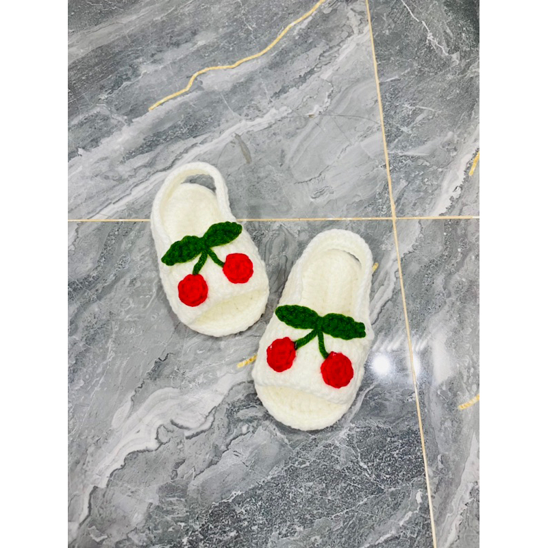 Giày sandal có quai hậu len quả cherry