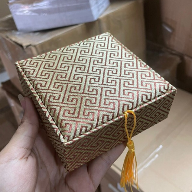 Hộp gấm đựng vòng tay sang trọng 10x10x4