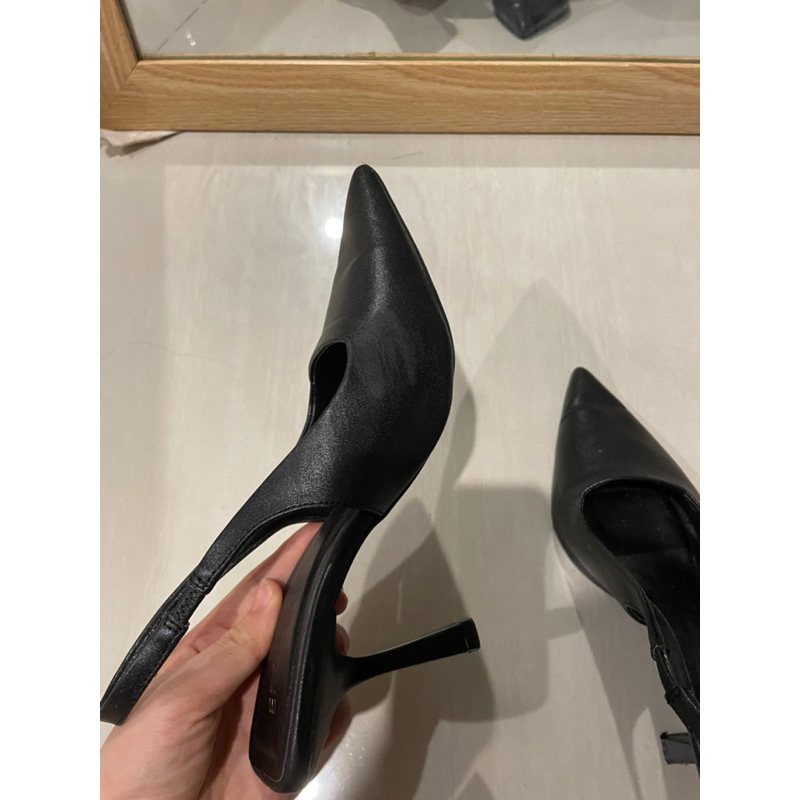 Pass lại đôi giày  cao gót  bít mũi màu đen của Eroska size 35