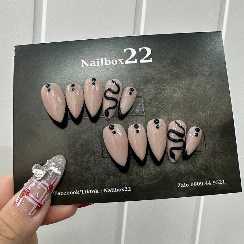 Nailbox - mẫu nail đơn giản màu nude thạch kết hợp với vẽ hoạ tiết rắn đen cá tính🖤🖤