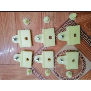 Kẹp nhựa đỡ kính chắn gió cửa xe ô tô(giá 15k/cái)