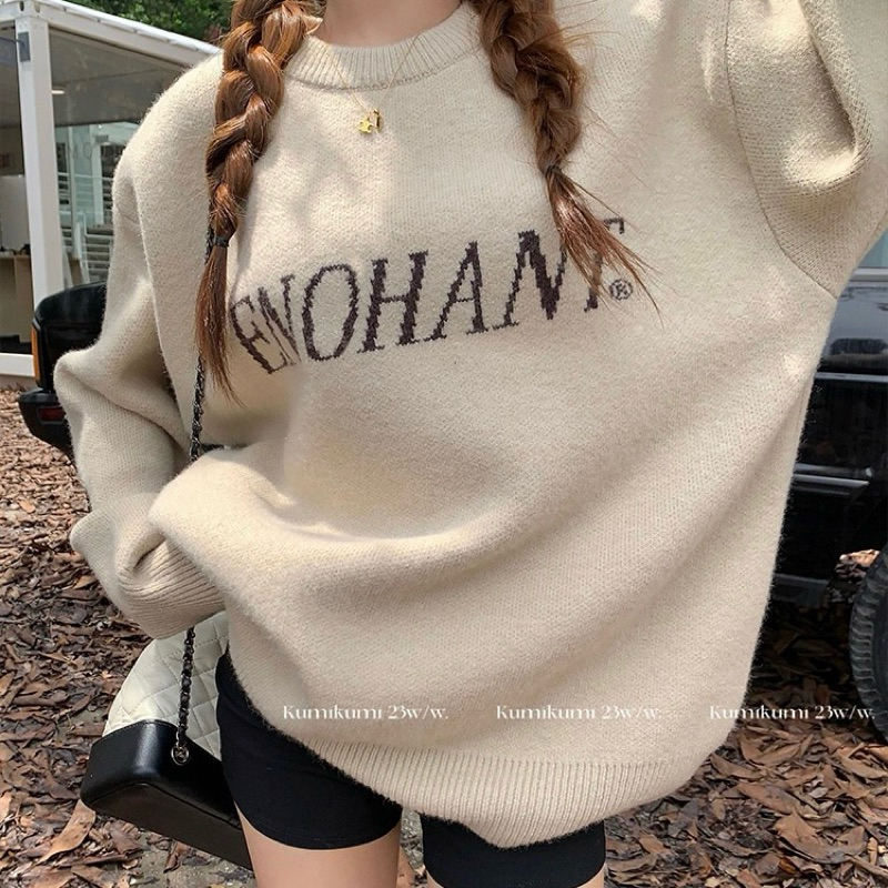 Áo len sweater cổ tròn màu be sữa thêu chữ dài tay oversize dấu quần chùm mông ulzzang màu trơn basic