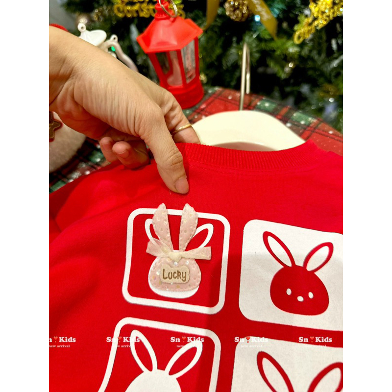 Set áo đỏ 4 ô thỏ bé gái