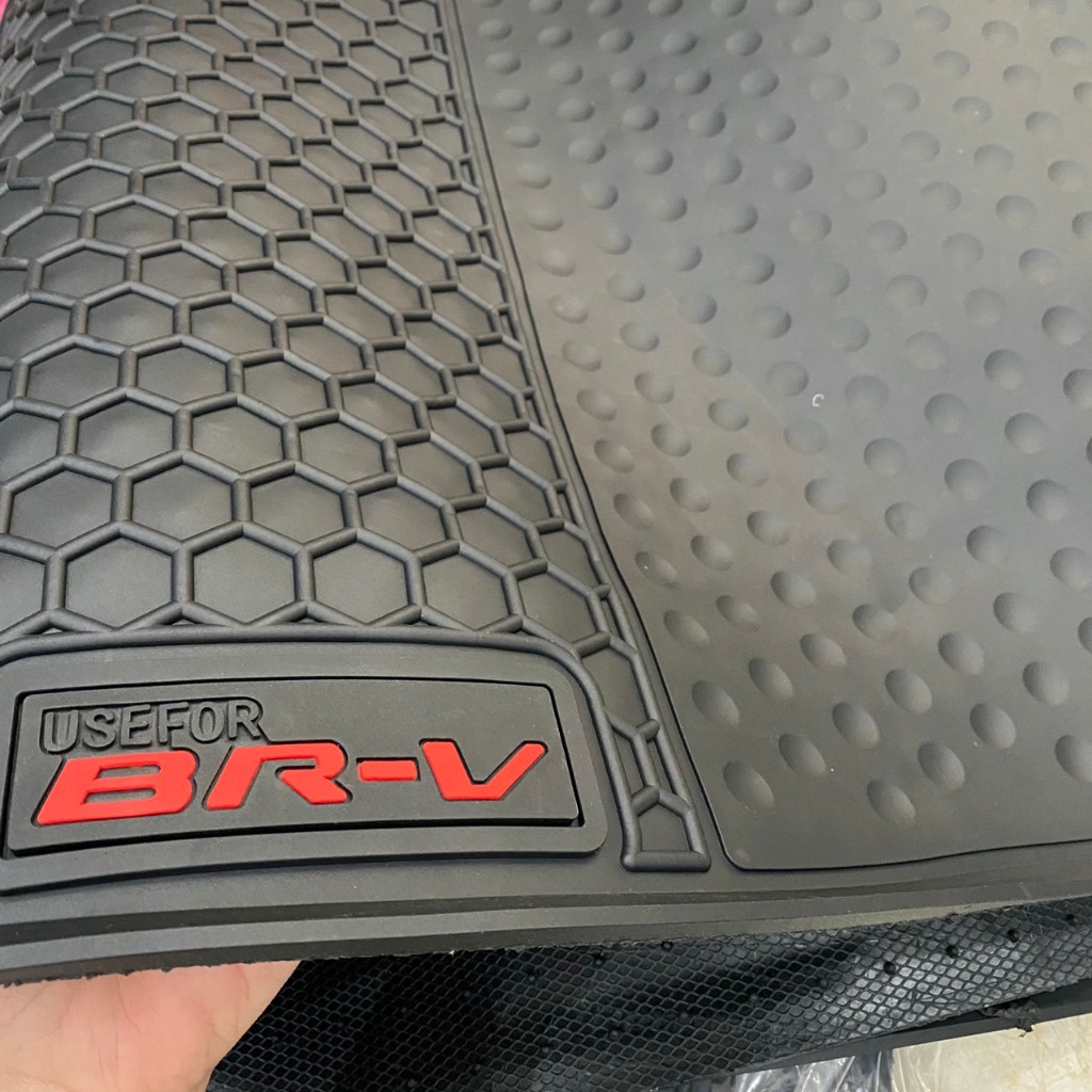 Thảm sàn cao su Honda BRV 2023 2024 màu đen chữ đỏ, không mùi, dễ vệ sinh lau rửa, giữ cho sàn xe luôn sạch sẽ