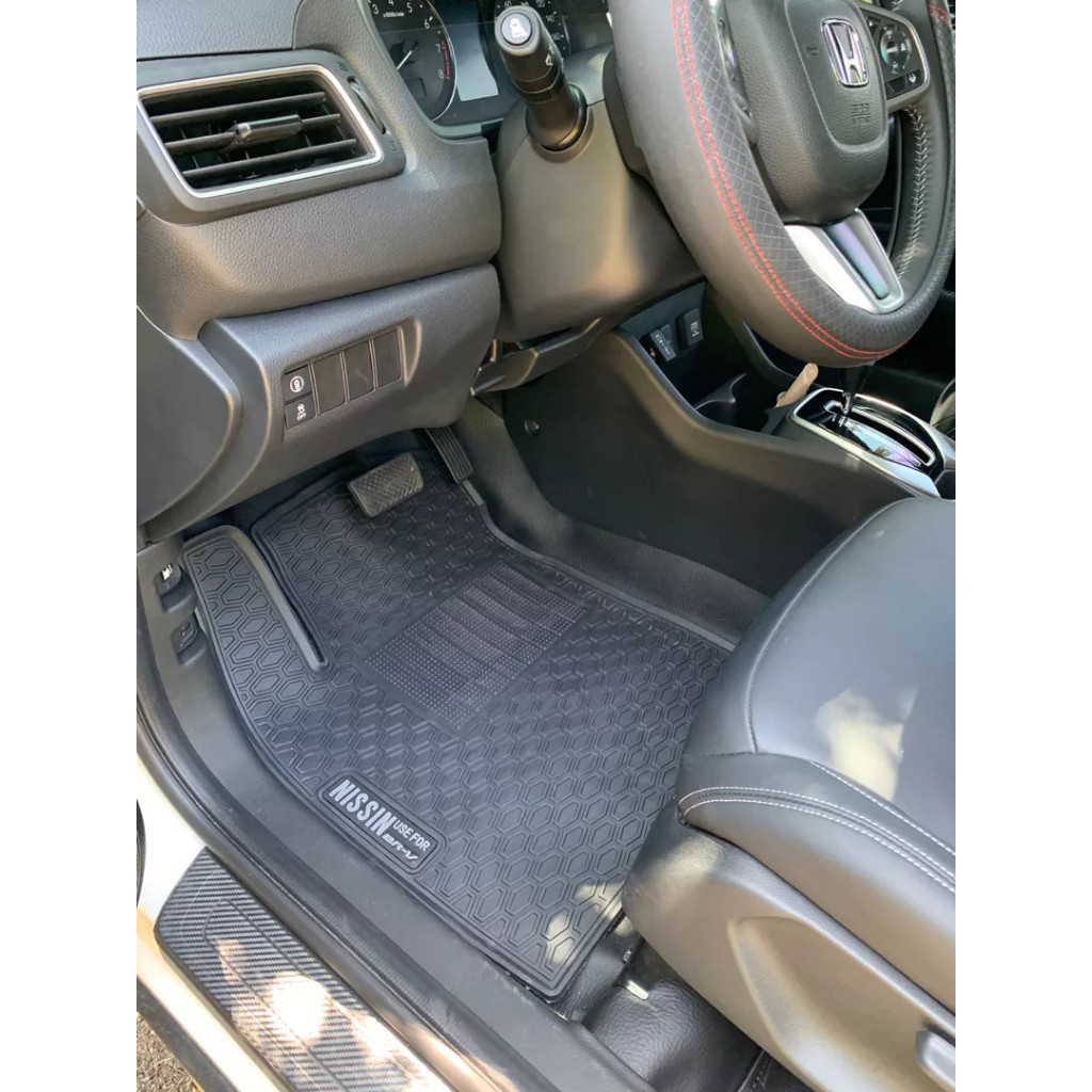 Thảm sàn cao su Honda BRV 2023 2024 màu đen chữ đỏ, không mùi, dễ vệ sinh lau rửa, giữ cho sàn xe luôn sạch sẽ