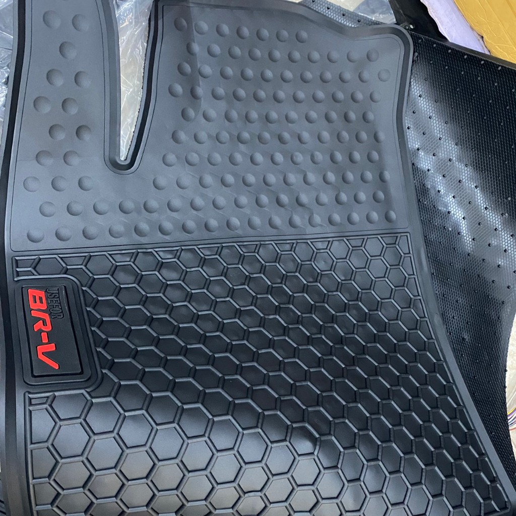 Thảm sàn cao su Honda BRV 2023 2024 màu đen chữ đỏ, không mùi, dễ vệ sinh lau rửa, giữ cho sàn xe luôn sạch sẽ
