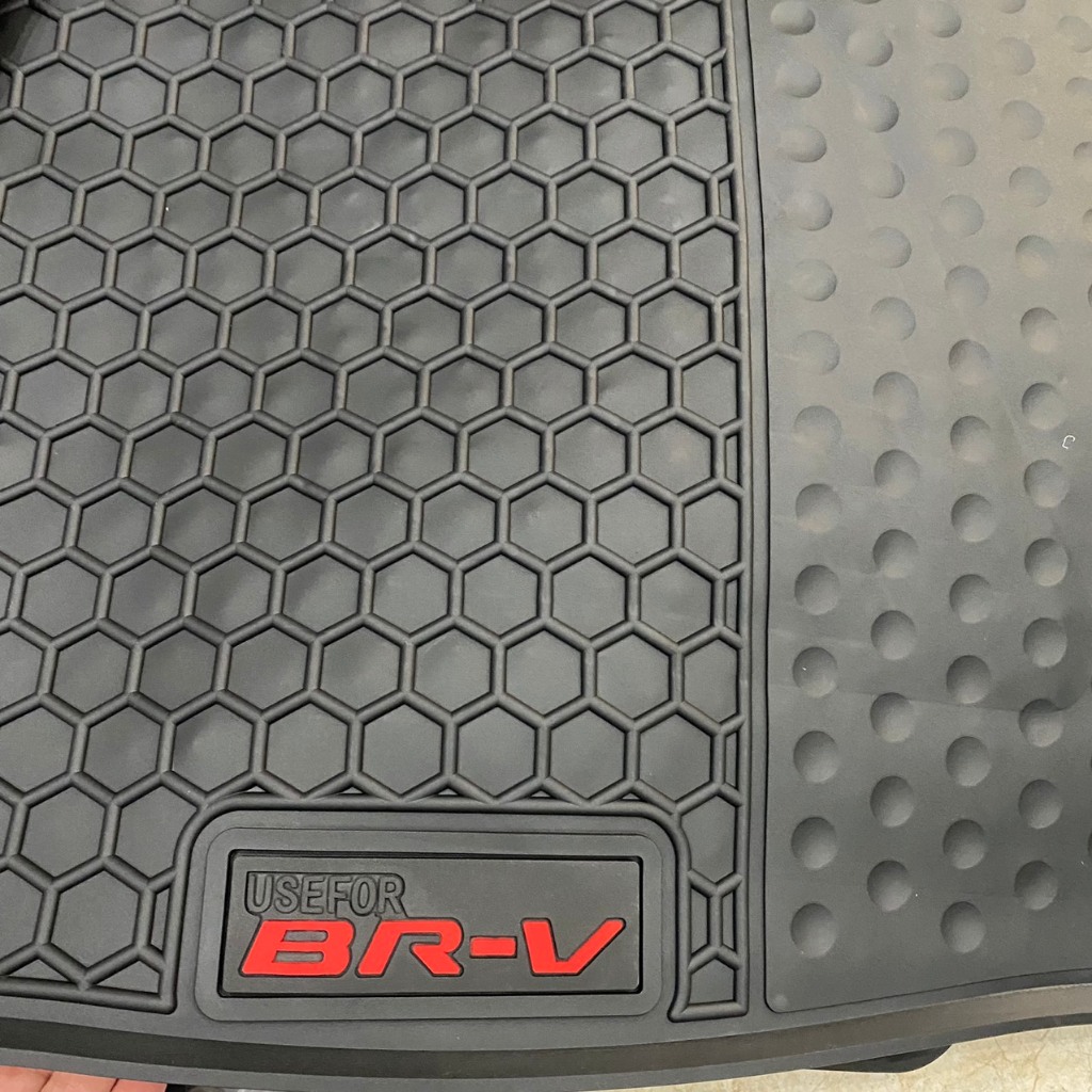 Thảm sàn cao su Honda BRV 2023 2024 màu đen chữ đỏ, không mùi, dễ vệ sinh lau rửa, giữ cho sàn xe luôn sạch sẽ